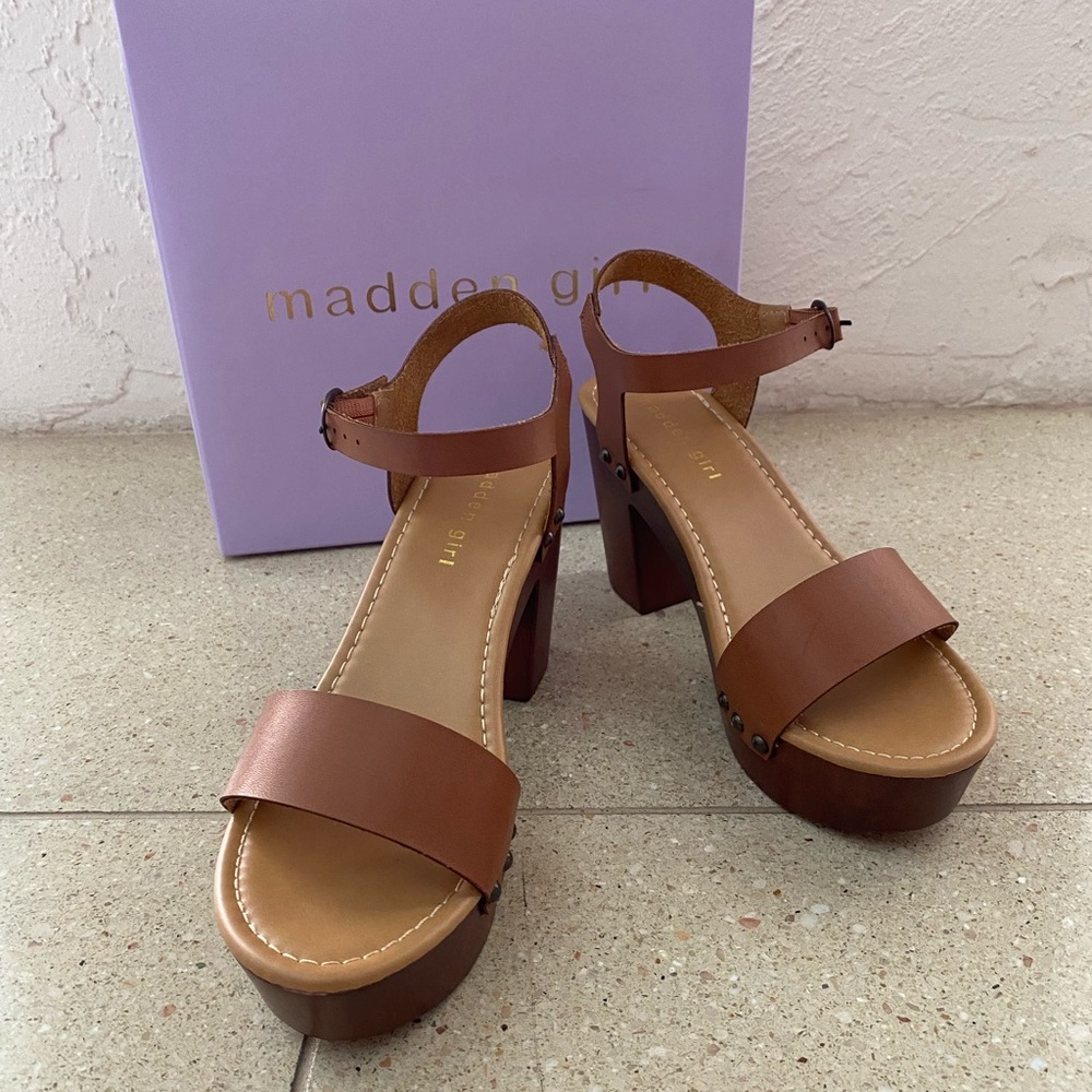 🔥NWOT Madden Girl🔥 platforms sandals